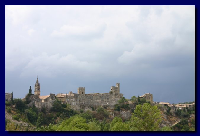 Il borgo di Aigueze visto dalla strada