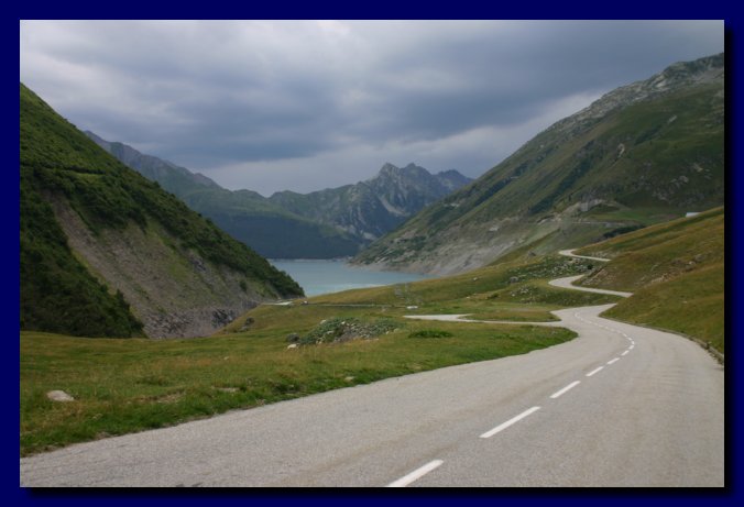 Guarda che strada bella...e l'acqua azzurra!!!
