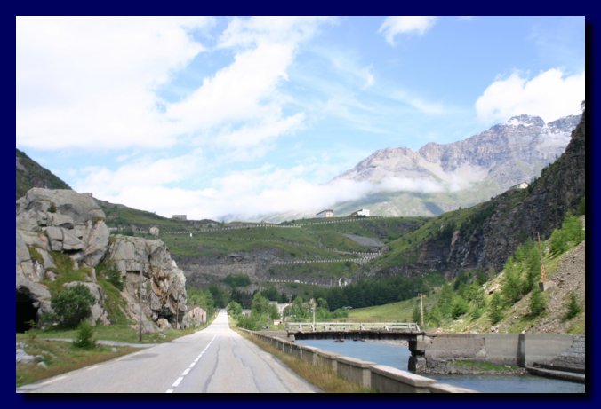 Te guarda che strada... ma cosa c' dietro?